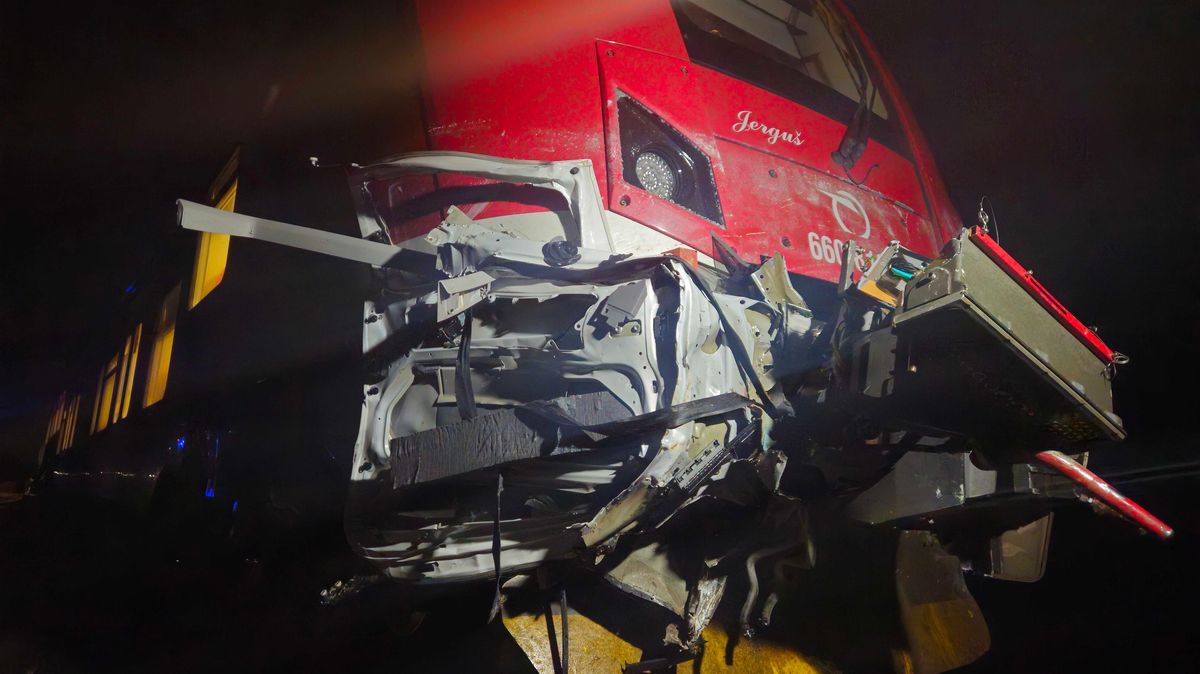 Na Slovensku vjela dodávka pod vlak, řidič neměl šanci přežít